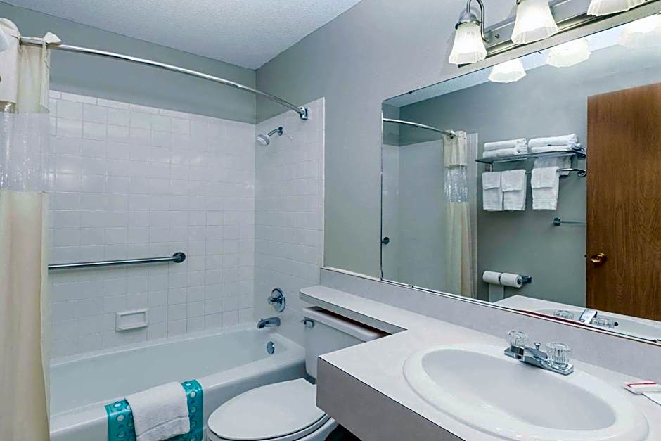 Days Inn & Suites by Wyndham Des Moines Airport