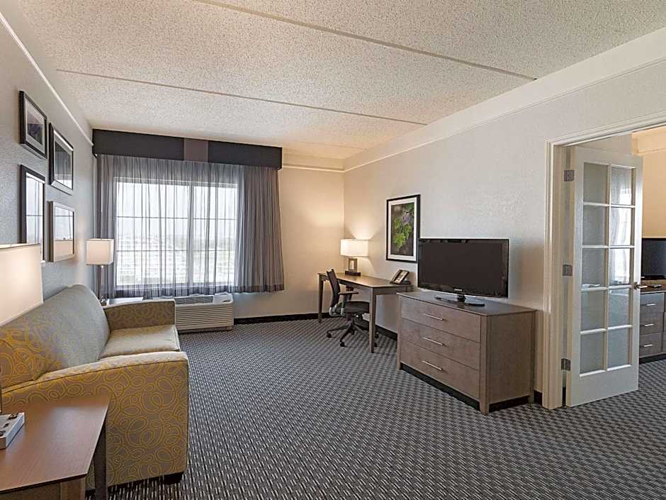 La Quinta Inn & Suites by Wyndham Arlington North Six Flags Drive