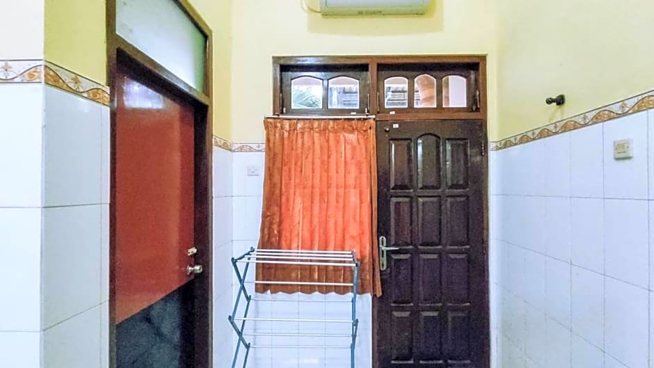 Hotel Shinta 1 near Stasiun Kertosono Mitra RedDoorz