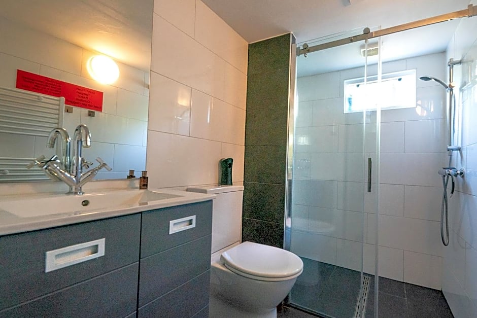 Amsterdam-Houseboat-Amstel