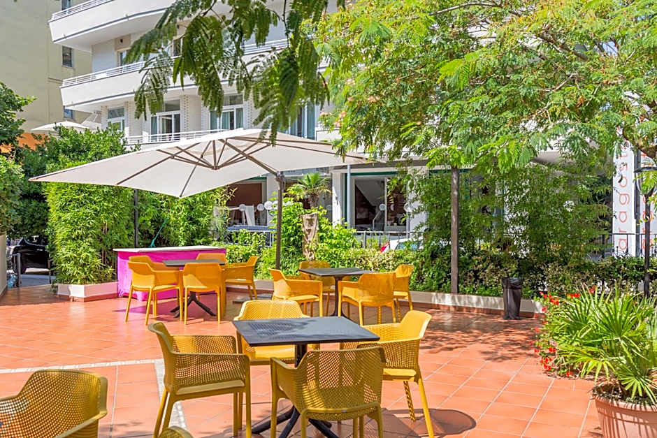 Hotel Plaza con piscina