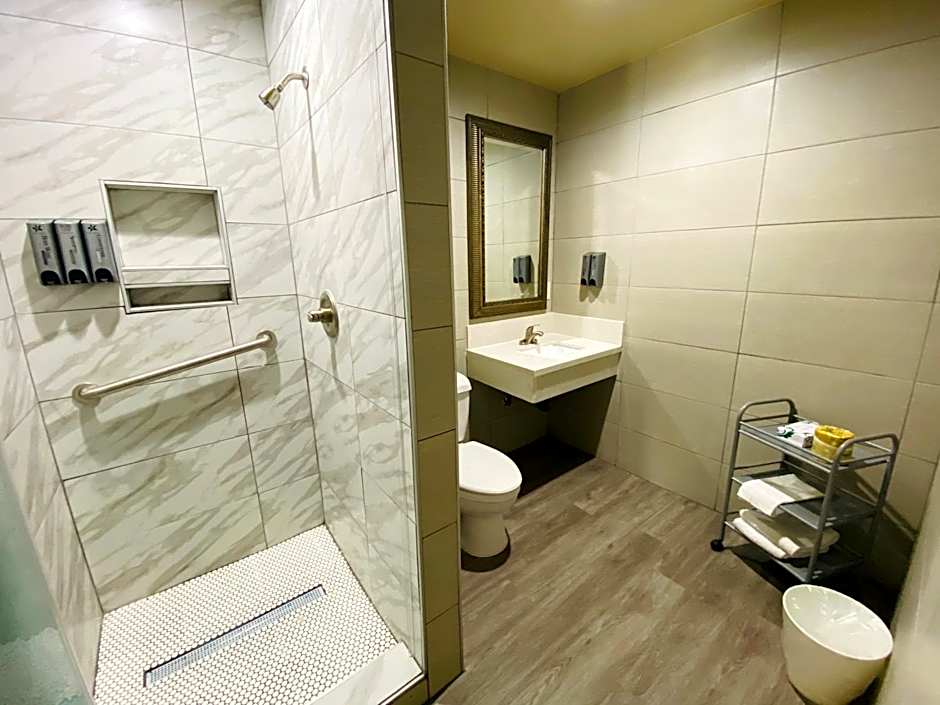 Le Blanc Inn & Suites