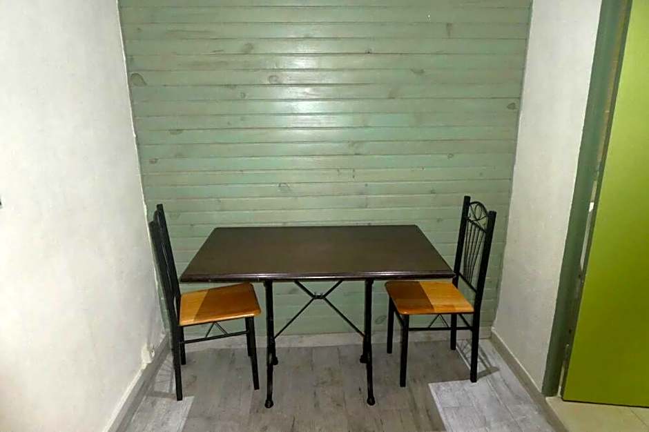 eTANIT ! Parking VélO, Etape Bicycle - 1mn a toute Connection Bus,Train et Aéroport - Calme Plein Centre de Beziers pour visiter,manger - Chambres Climatisées, Spacieuses Amenagees pour Singles, Couple, et ou Familles - Consigne et Petit Dej en plus