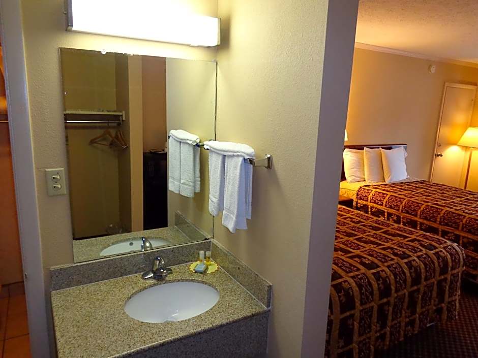 Travelodge by Wyndham Ridgeway Martinsville Area