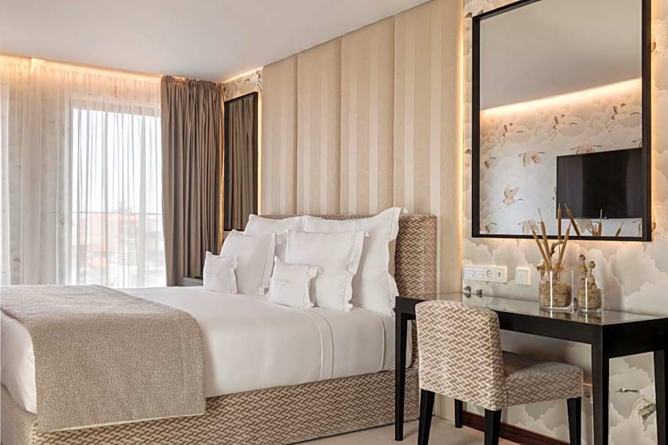 Wine & Books Porto Hotel