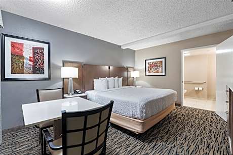 1 KING BED,MOBILITY ACCESSIBLE,ROLL IN SHOWER,NSMK,FULL BREAKFAST