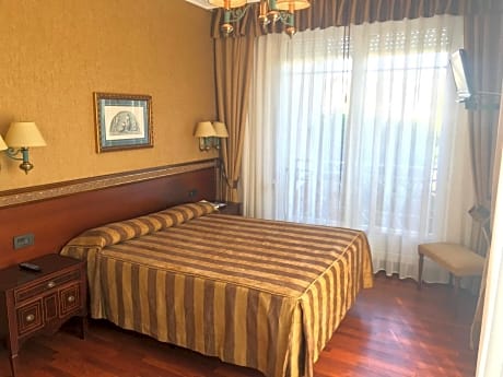 Double or Twin Room (1-2 Adults)