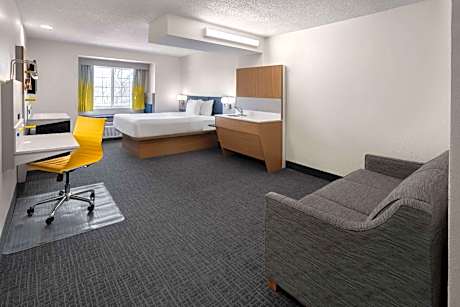 Queen Suite - Non-Smoking