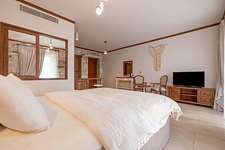 Deluxe Double Room (2 Adults + 1 Child)