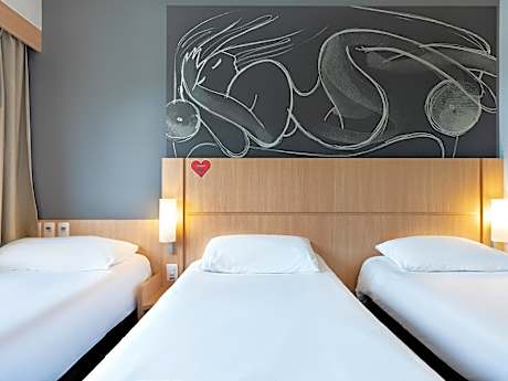 Standard Room With Three Single Beds