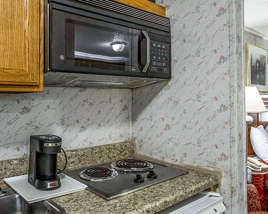 Rodeway Inn & Suites Brunswick near Hwy 1