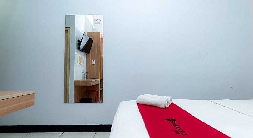 RedDoorz near Puri Indah Lippo Mall 2