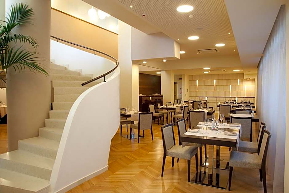 Breaking Business Hotel