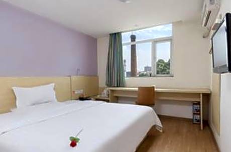 Huatian Inn (Guangzhou Chenjiaci Metro Station)