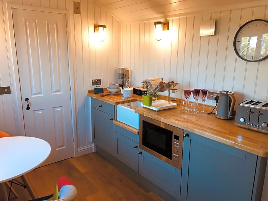 Somerleyton Meadows - The Hideaway Hut & Hot Tub