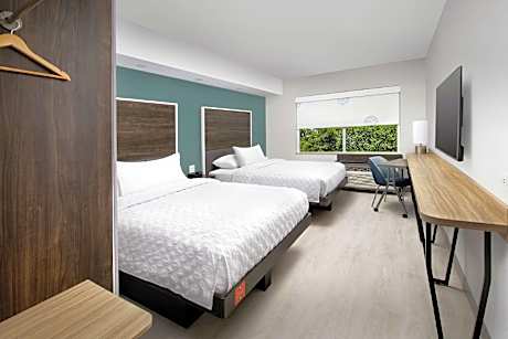 2 Queen Mobility Accessible W/bathtub