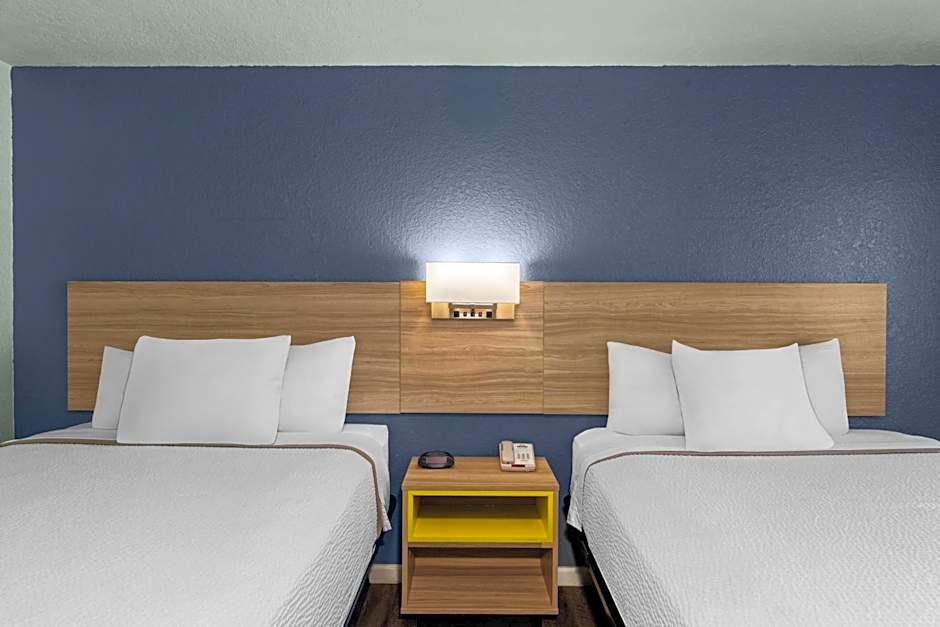 Days Inn by Wyndham Pratt