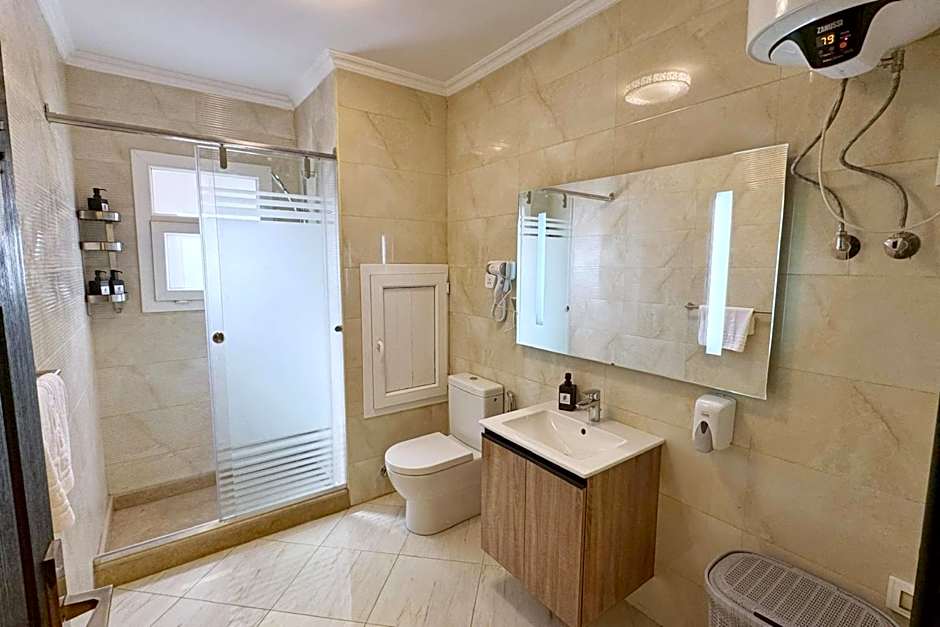 Calm & Classy 2BR - 5 min to Airport