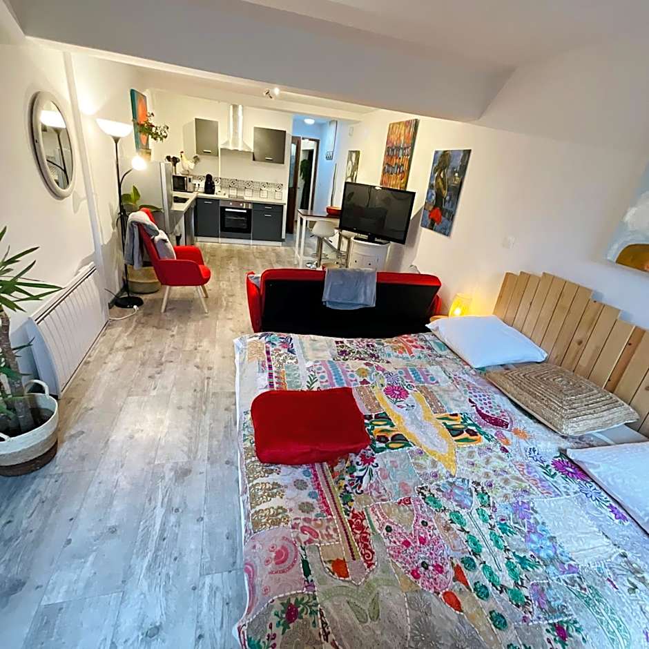 Hôte Labyrinthe lit 180 cm salle de bain, petit dej compris