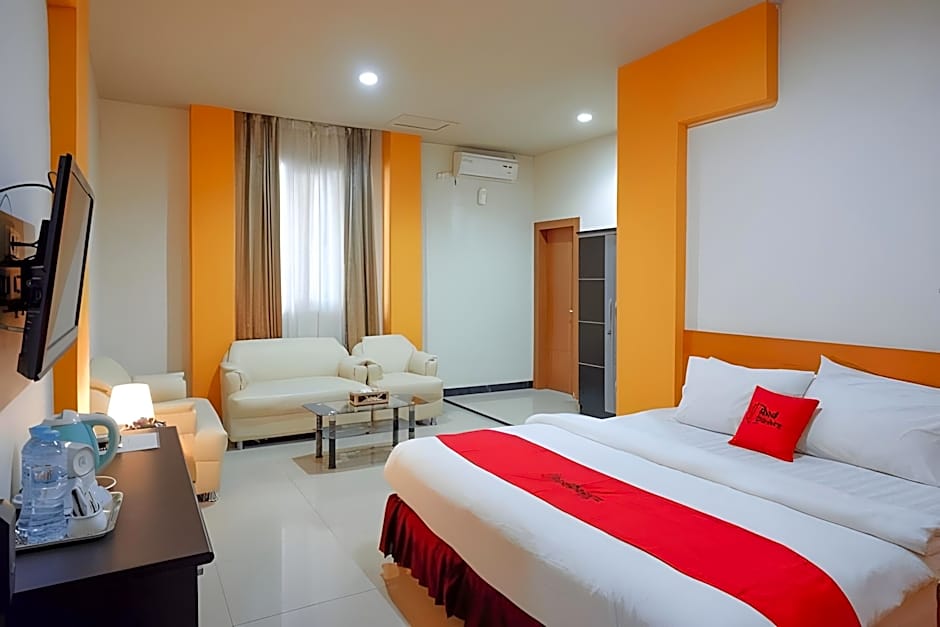 RedDoorz Plus @ Cameloan Hotel Palu