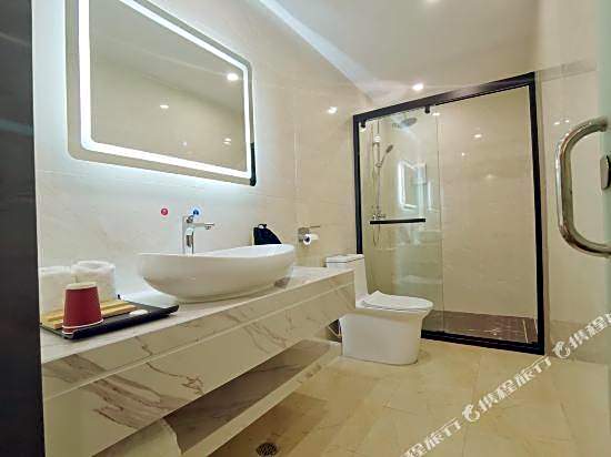 Guangzhou Longjin Hotel (Ximenkou Subway Station, Shangxiajiu Pedestrian Street)
