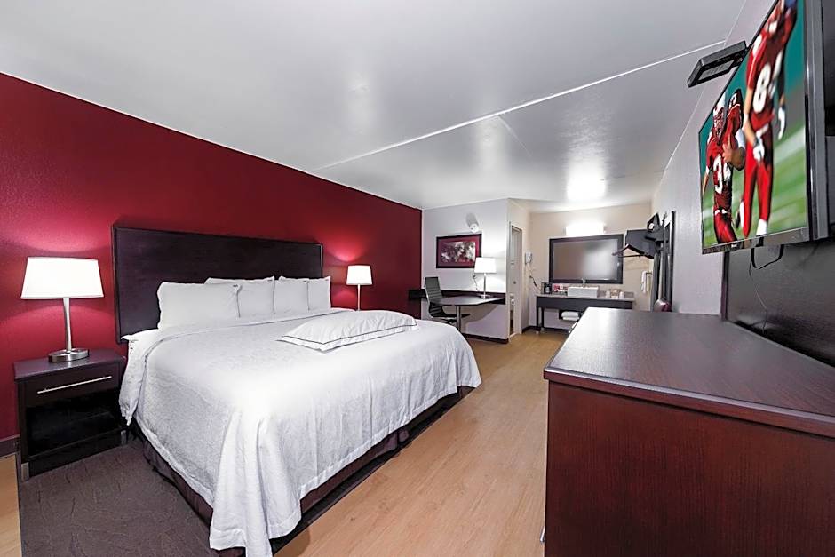 Red Roof PLUS+ Huntsville - Madison