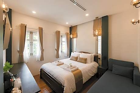 Deluxe Queen Suite