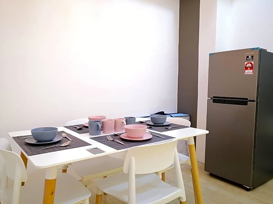 REVO at AURORA PLACE, Pavilion 2, 5 Minutes To AXIATA ARENA BUKIT JALIL FREE WIFI by De Harlequins Guesthouse