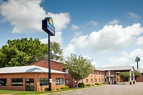 Days Inn & Suites by Wyndham Waterloo
