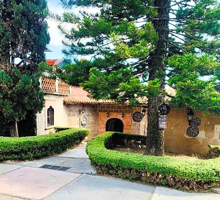 Residencia estilo Californiana Jardín de los Soles