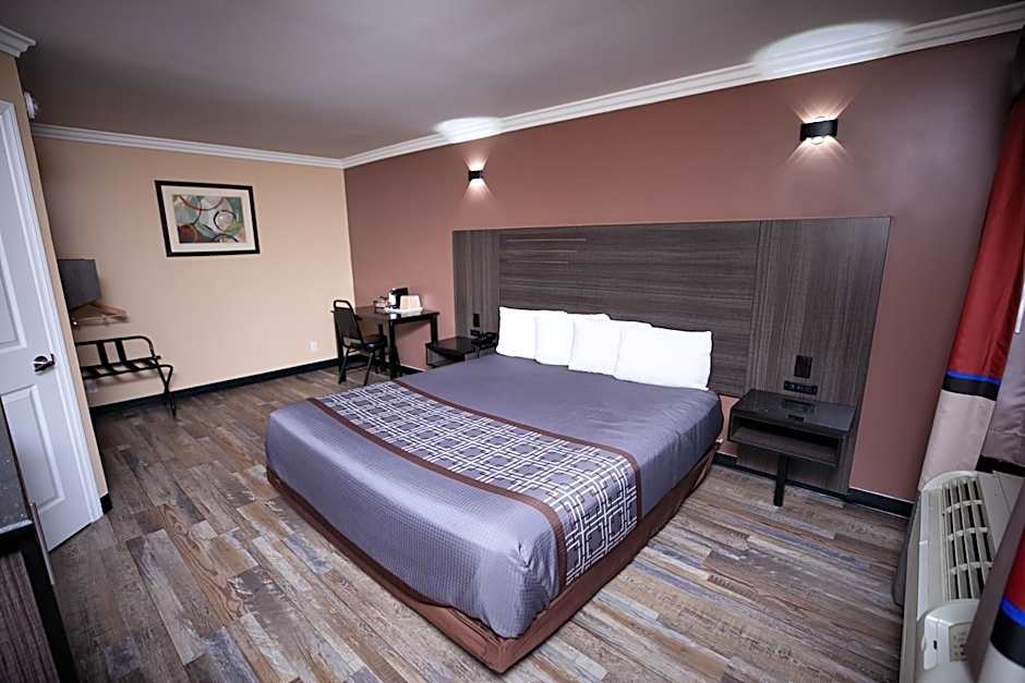 Photo 1 of 10 of 1 King Bed, Accessible, Nonsmoking