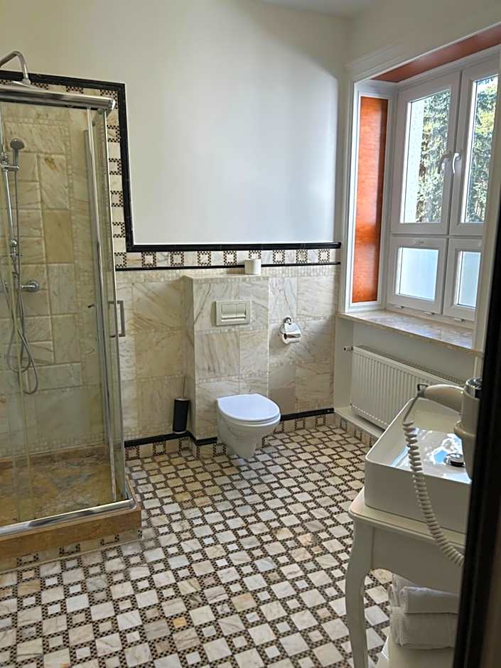 Oficerski Yacht Club