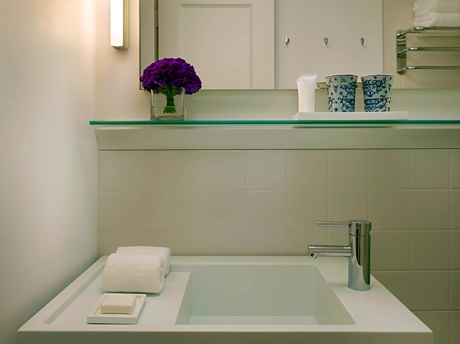 The Chicago Hotel Collection Ambassador Gold Coast