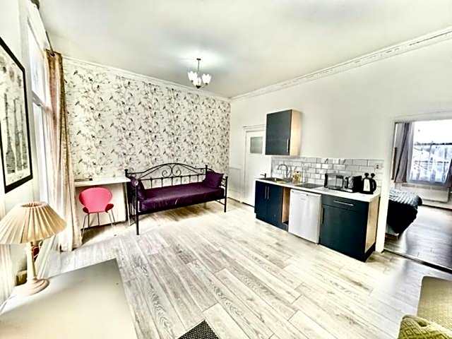 London Budget Bliss, London W12, white city, shepherd's bush market