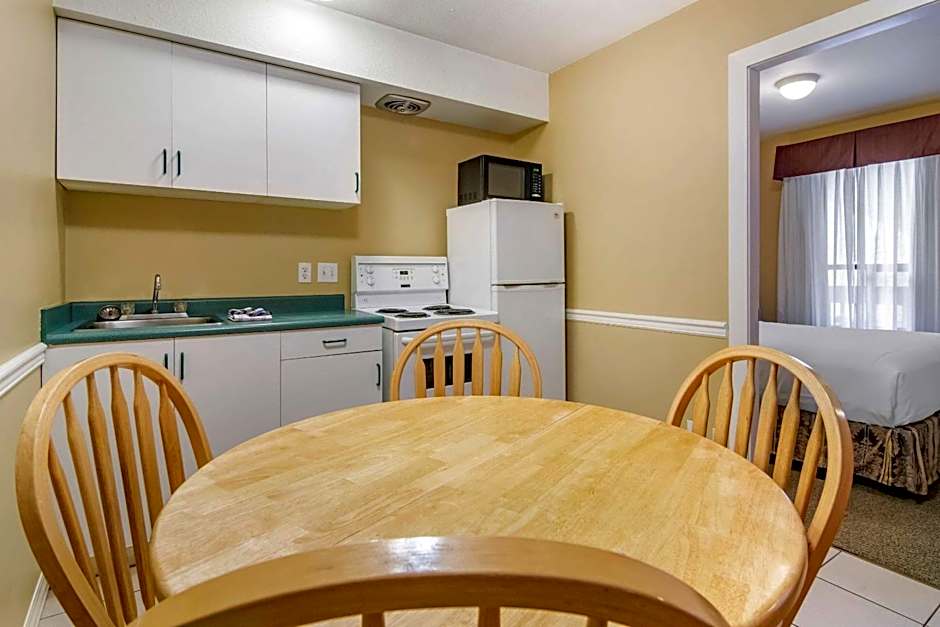 Econo Lodge Inn & Suites