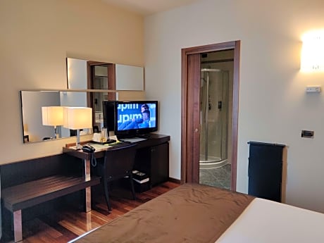 1 QUEEN 2 SINGLE BEDS,FAMILY ROOM,2 CONNECTING ROOMS