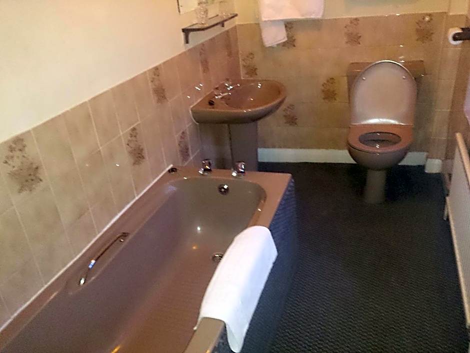 OYO Rose & Crown Hotel