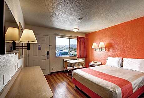 1 Queen Bed | Mob Acc RI Shwr Nsmk Micfridg