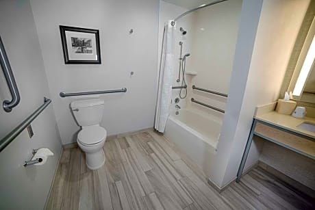 2 Queen Mobility Accessible W/Bathtub