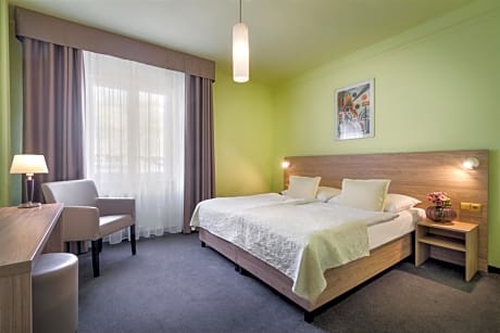 Triple Room  Free breakfast- 1 Double Bed and 1 Twin Bed- Free WiFi NON REFUNDABLE