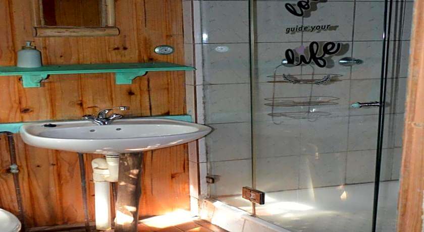Mantis and Moon Backpackers and Surf Hostel