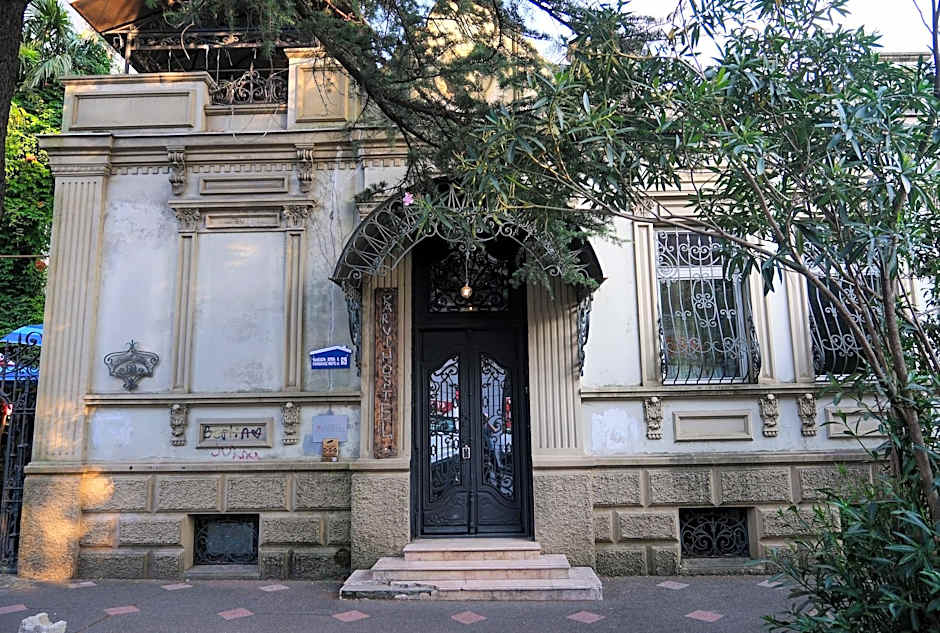 Karvi Hostel & Suites