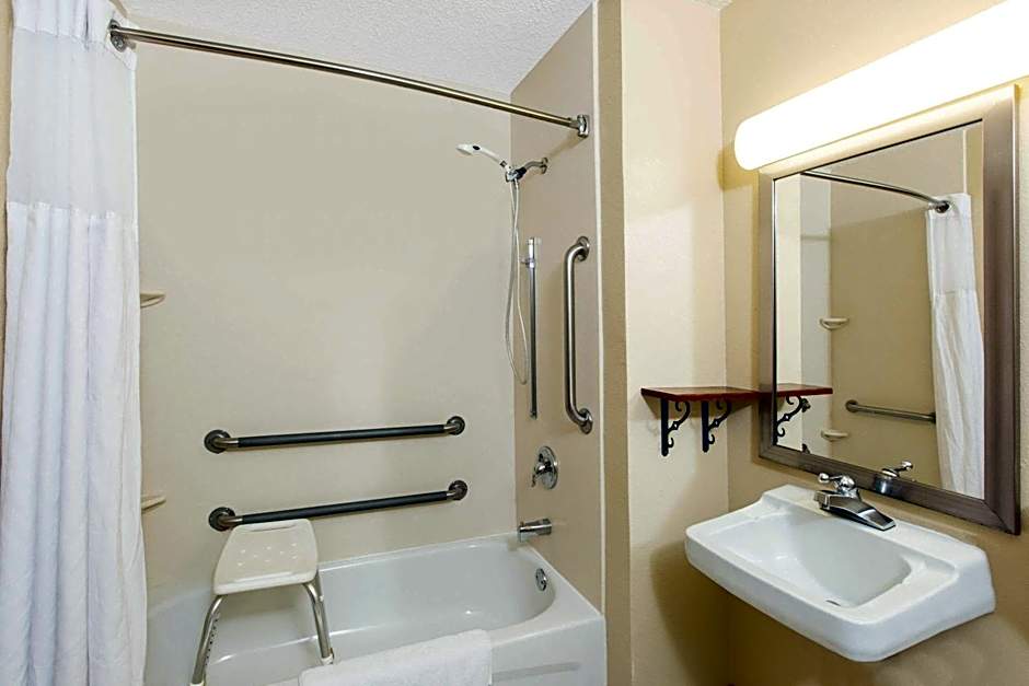 Super 8 by Wyndham Fairmont