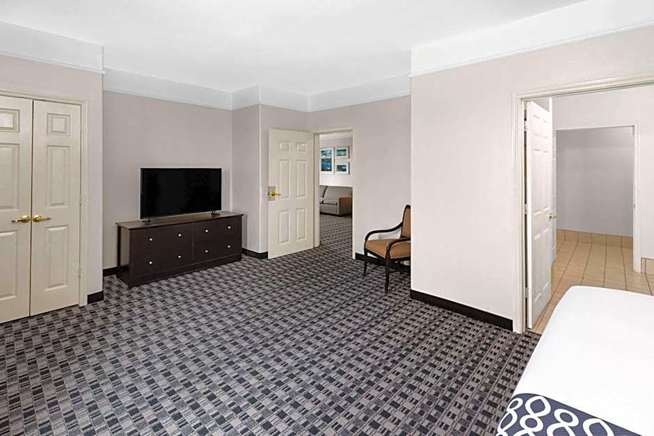 La Quinta Inn & Suites by Wyndham Deer Park