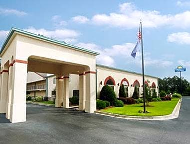 Days Inn & Suites by Wyndham Columbia Airport