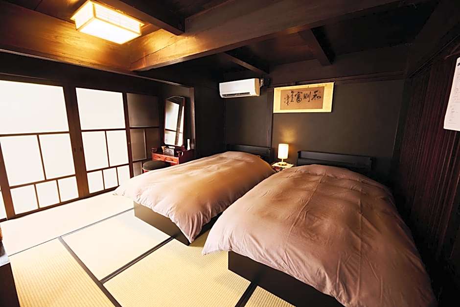 Foto 1 di 49 di Standard Twin Room with Shared Bathroom
