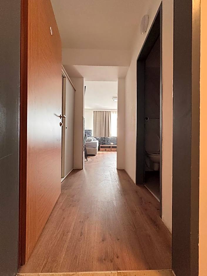 F Hotel 24h Check-In