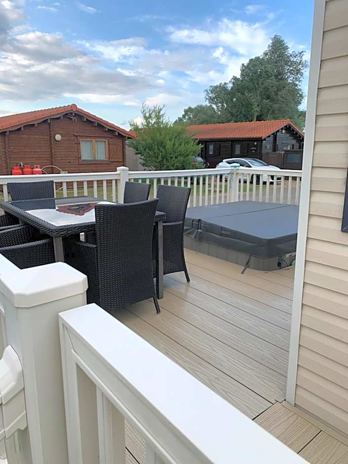 Hot tub breakaways with castle view