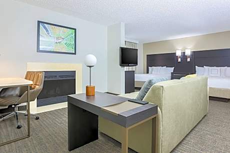 Studio with Two Double Beds, Fireplace and Adapted Tub - Mobility and Hearing Accessible