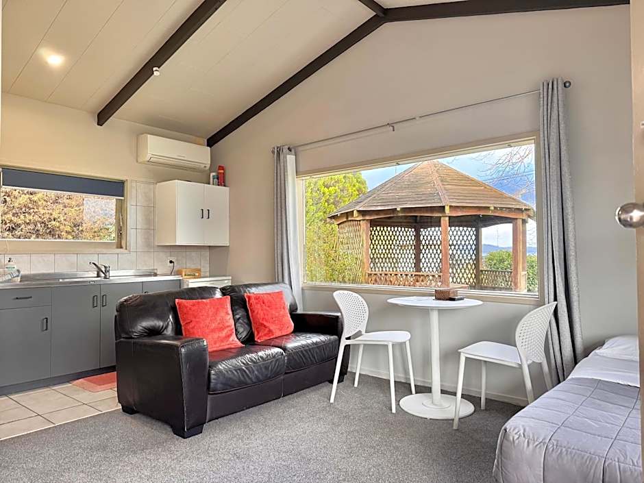 Jack & Di's Waiteti Lakefront Motel